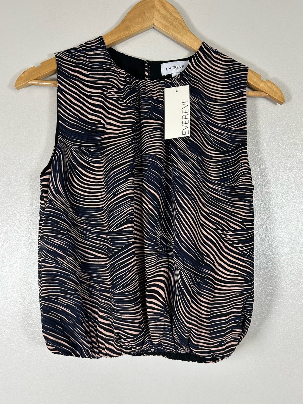 Evereve Women's Navy and Blush Sleeveless Printed Isabella Bubble Top